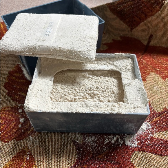 Estée Lauder Vintage Dusting Powder. - Picture 3 of 6